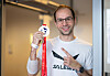 Hendrik Schmidt präsentiert glücklich seine Marathon-Medaille