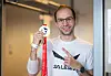 Hendrik Schmidt präsentiert glücklich seine Marathon-Medaille