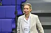 Alice Weidel (AfD) kommt zu einer Bundestagssitzung. Die AfD steigt in Umfragen (Archivbild).
