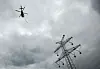 Ein Hubschrauber inspiziert Hochspannungsleitungen in Schleswig-Holstein (Symbolfoto).