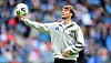 Otto Stange im HSV-Hoody mit Fußball in der Hand
