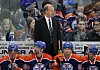 Ralph Krueger steht auf der Eishockey-Bank der Edmonton Oilers.