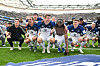 Merlin Polzin, Yussuf Poulsen, Luka Vuskovic, Jordan Torunarigha und Nicolai Remberg hocken vor dem HSV-Fanblock in Frankfurt