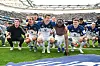 Merlin Polzin, Yussuf Poulsen, Luka Vuskovic, Jordan Torunarigha und Nicolai Remberg hocken vor dem HSV-Fanblock in Frankfurt
