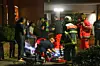 Der junge Mann liegt nach dem Angriff seines Neffen schwer verletzt am Boden und wird von Sanitätern behandelt.