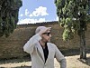 Ein Mann mit Sonnenbrille schaut in die Ferne.