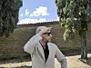 Ein Mann mit Sonnenbrille schaut in die Ferne.