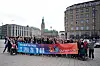 Die Mitglieder der Initiative „OlympJA Hamburg“ stehen mit einem Plakat auf der Reesendammbrücke am Jungfernstieg in der Innenstadt.
