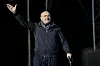 Phil Collins hebt seinen Arm und winkt