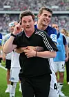 Merlin Polzin feiert in Frankfurt mit Luka Vuskovic Arm in Arm