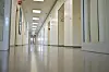 Ein Gang in einer psychiatrischen Klinik.
