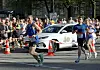 Ein defektes Auto blockiert die Strecke beim Hamburger Marathon