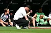 Frankfurt-Trainer Albert Riera kniet mit gesenktem Haupt an der Seitenlinie.