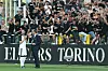 Manuel Locatelli steht vor dem Fanblock und diskutiert über den verspäteten Anpfiff.