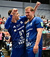 Casper Mortensen und Niklas Wellert stehen Arm in Arm