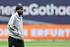 HSV-Profi Philip Otele schlendert vor dem Spiel in Leverkusen über den Rasen.