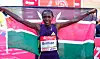 Siegerin Brillian Kipkoech mit der Kenia Flagge
