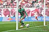 Nikola Vasilj von St. Pauli schaut dem Ball beim Gegentor hinterher
