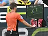 Daniel Siebert schaut sich eine Szene auf dem Monitor an.