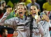Laura Ludwig und Kira Walkenhorst feiern ihre Olympia-Goldmedaille