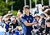 HSV-Profi Luka Vuskovic schreibt nach dem Training im Volkspark Autogramme.