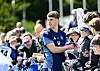 HSV-Profi Luka Vuskovic schreibt nach dem Training im Volkspark Autogramme.