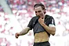 Rocco Reitz wischt sich mit seinem Gladbach-Trikot das Gesicht ab