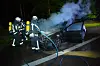 Feuerwehrkräfte löschen das Feuer.