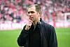 Phillip Lahm fasst sich ans Kinn.