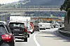 Besonders in den Reisemonaten wird es voll auf Tirols Straßen. Viele Autofahrer versuchen die Staus auf illegalen Strecken zu umfahren. (Symbolbild)