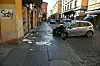 Auto fährt in Modena in Menschenmenge