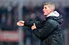 Lars Bender gestikuliert am Spielfeldrand
