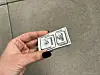 Eine Hand hält den Ein7Ausschalter der Waschmaschine