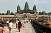 Menschen laufen über den Zugangssteg zur Tempelanlage Angkor Wat in Kambodscha 1989.