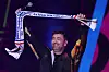 Marteria hält einen Fanschal von FC Hansa Rostock in die Höhe