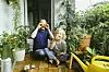 Vater und Sohn ernten Tomaten auf einem Balkon