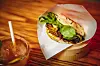 Asiatischer Burger: Der Bulgogi mit marinierten Rindfleisch-Scheiben, Feldsalat, frittierten Zwiebeln und Chili-Mayo