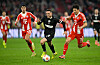 Mathias Pereira Lage vom FC St. Pauli im Zweikampf mit Min-jae Kim vom FC Bayern München