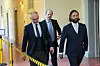 Marko Voß (links), Verteidiger von Andreas Costard, Ingo Bott (rechts), Verteidiger von Christina Block und Andreas Rieks, Verteidiger von Gerhard Delling, auf dem Weg zum Gerichtssaal.