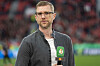 Per Mertesacker mit ZDF-Mikrofon vor unscharfem Stadionhintergrund in der BayArena.