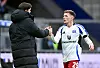 HSV-Trainer Merlin Polzin klatscht mit Emir Sahiti nach dessen Auswechslung ab.