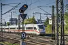 Ein ICE am Bahnhof Hannover. Noch sind die Probleme und Verzögerungen an der Strecke nicht behoben.