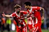 Joshua Kimmich jubelt mit Luis Diaz