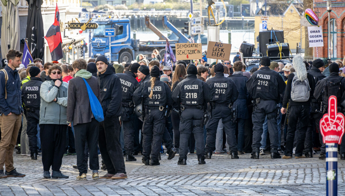 Proteste gegen AfD-Stand im Norden - Polizei im Einsatz