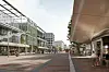 Das bestehende Bahnhofsgebäude soll in ein „Stadthaus“ umgebaut werden (links). Rechts zu sehen: Der neue/alte Busbahnhof.