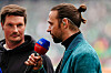 Martin Harnik mit Sky-Mikrofon vor dem Nordderby. Neben ihm steht Merlin Polzin und guckt auf Harnik.