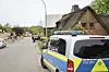 Ein Polizeiauto steht nahe einer frischen Brandruine in der Orstmitte. Eine aktuelle Brandserie verunsichert die Gemeinde Kudensee bei Brunsbüttel.
