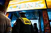 Die Polizei kontrolliert einen Kiosk.