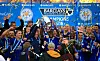 Wes Morgan streckt als Kapitän die Premier League Trophäe in die Luft