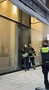 Einsatzkräfte vor dem vernebelten Geschäft in der Hamburger City.